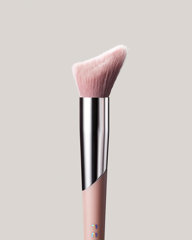 CHEEK-HUGGING HIGHLIGHT BRUSH 120, 